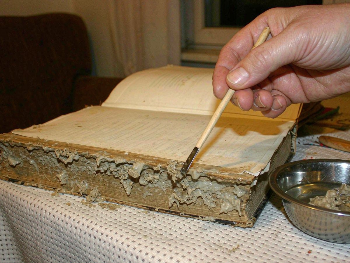 Η αφαίρεση της παλιάς κόλλας